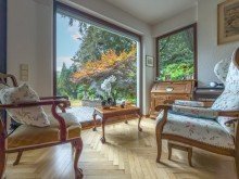 EG Wohnzimmerecke Schwimmbad/Garten/3 Einheiten: Freistehendes Dreifamilienhaus in Bestlage