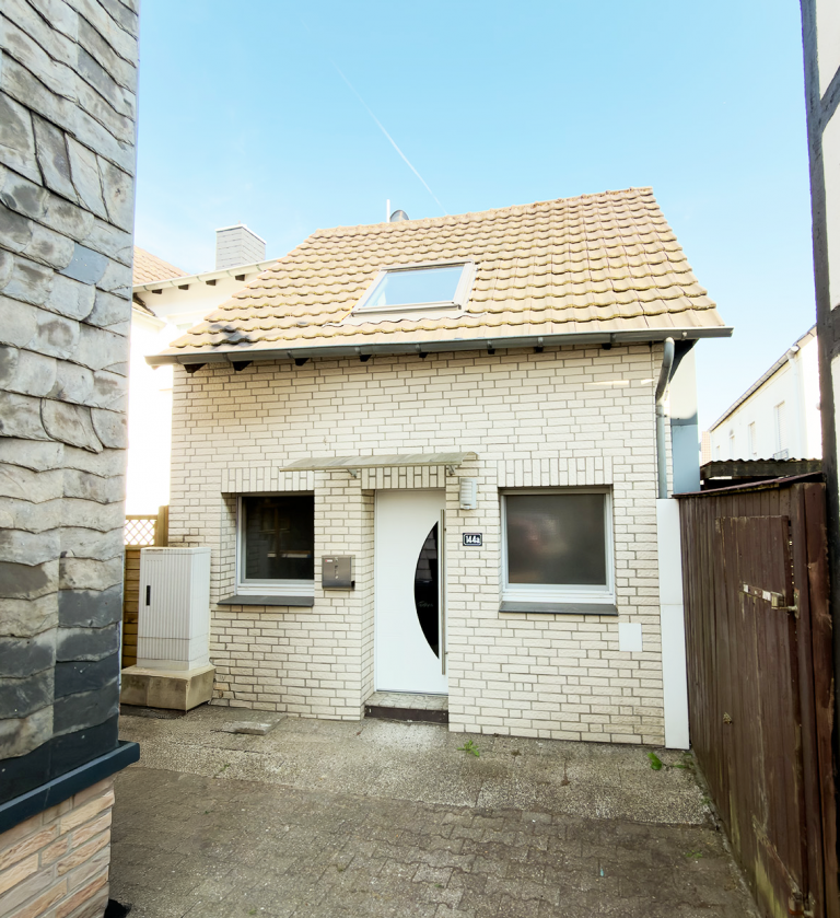 Aussenansicht Leverkusen Einfamilienhaus Einziehen & Wohlf�hlen: modernisiertes Haus mit Garten & Terasse