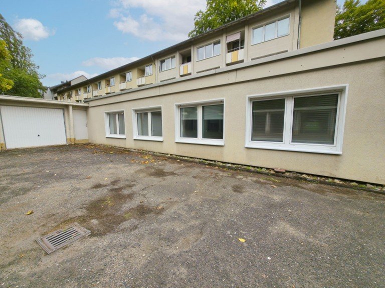 R�ckansicht Bonn B�ro / Praxis Viel Platz f�r Ihr Unternehmen: �ber 10 R�ume auf einer Ebene plus Garage