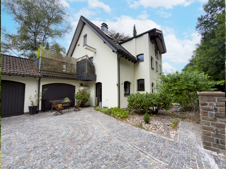 Au�enansicht links Mehrfamilienhaus Leverkusen