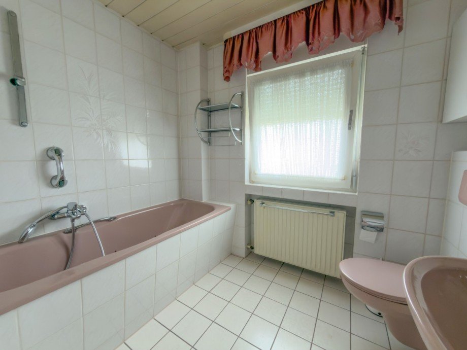 Wannenbad im Ist-Zustand Reihenmittelhaus Leverkusen